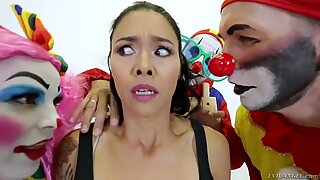 Дыха и ебанутые татуированные леди трахаются одновременно с тремя клоунами.