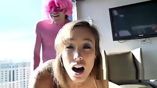 Christy love meksikalı paskalya tavşanını alır