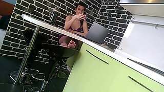 La mamma parla molto e piscia molto. guarderai le sue gambe ginnagg