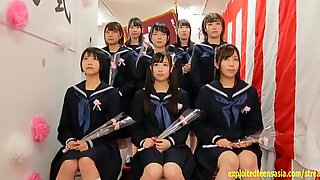 Japon kız öğrenciler bir araya geldi ve okulda bir grup seks vardı.