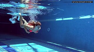 Die berühmte Maria Kalisy schwimmt nackt für xxxwater